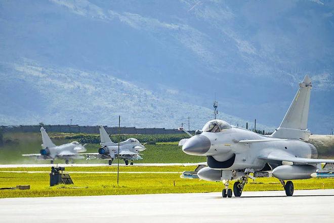 时政微观察丨在强军新征程上再立新功