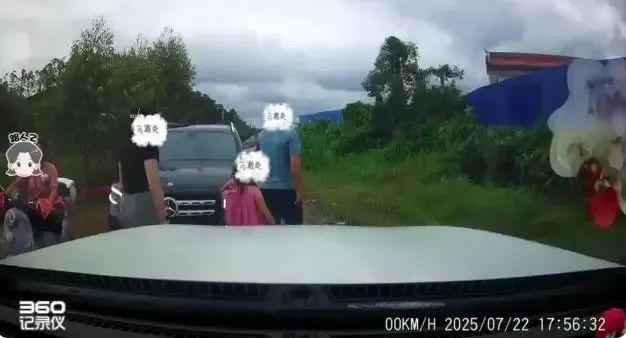 防城港公安局长称奔驰女并非公职人员，“拿出来的证件是假的”