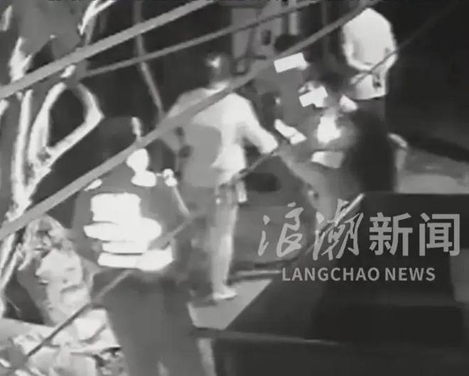 防城港公安局长称奔驰女并非公职人员，“拿出来的证件是假的”