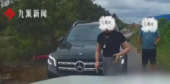 防城港公安局长称奔驰女并非公职人员，“拿出来的证件是假的”