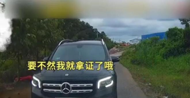 防城港公安局长称奔驰女并非公职人员，“拿出来的证件是假的”