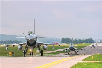 空军某部组织飞行训练