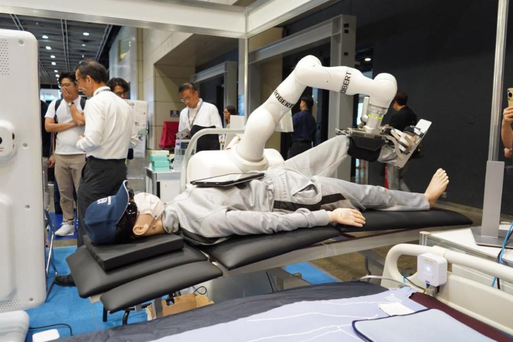 新华网财经观察丨当养老机器人来敲门