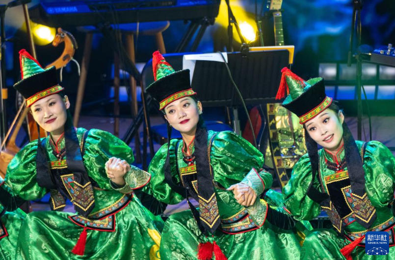 内蒙古阿尔山：多彩文艺演出丰富市民夜生活