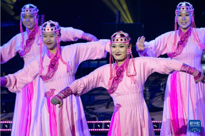 内蒙古阿尔山：多彩文艺演出丰富市民夜生活