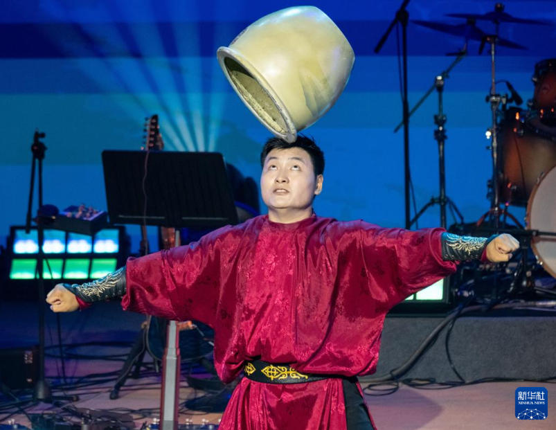 内蒙古阿尔山：多彩文艺演出丰富市民夜生活