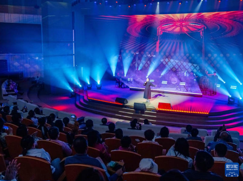 内蒙古阿尔山：多彩文艺演出丰富市民夜生活