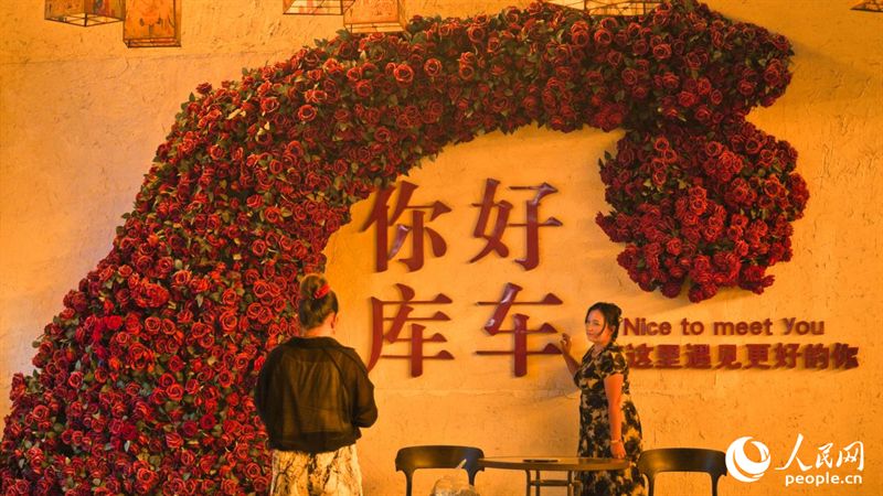 行进中国丨手鼓声里听千年 库车老城夜未央