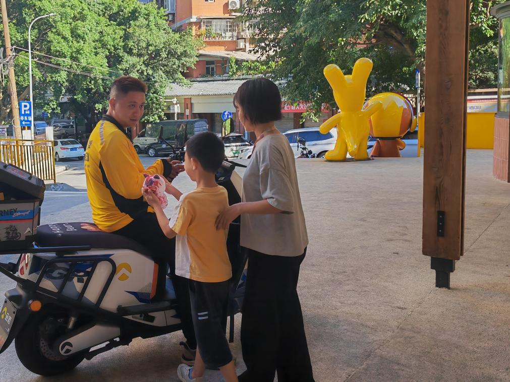 新华视点丨骑手友好场景建设，推进成效如何？