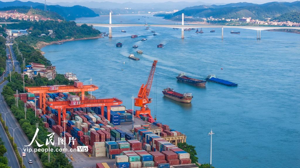 广西梧州：内河港口作业忙