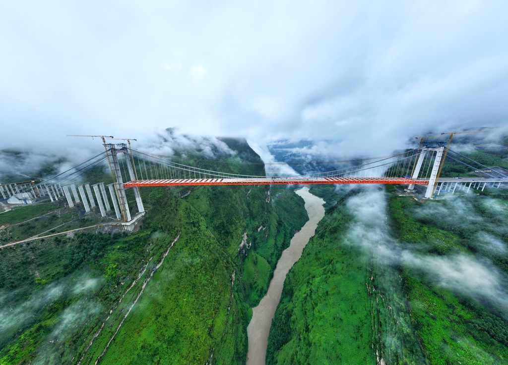 贵州安盘高速天门特大桥成功合龙