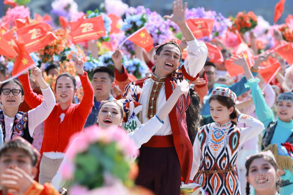 新疆各族群众热烈欢迎习近平总书记