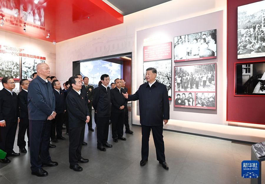 习近平参观新疆维吾尔自治区成立70周年主题成就展