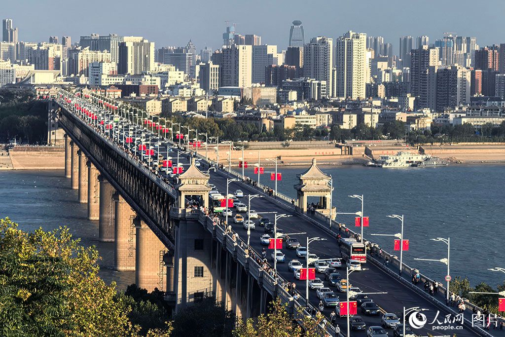 看，长江的华章