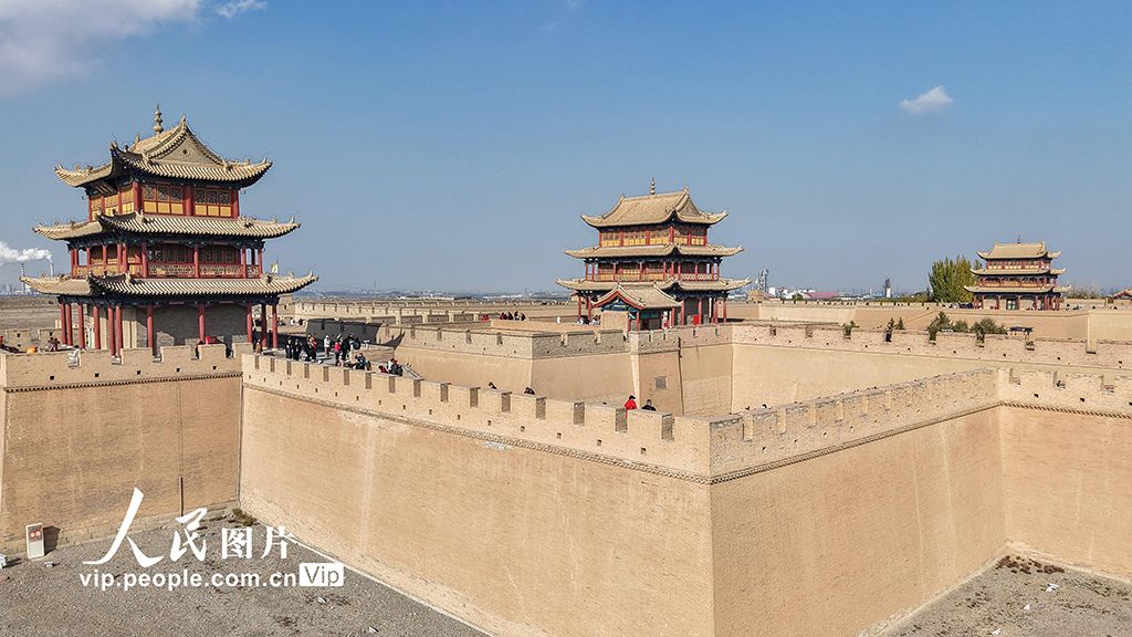 甘肃嘉峪关：大漠雄关迎宾客