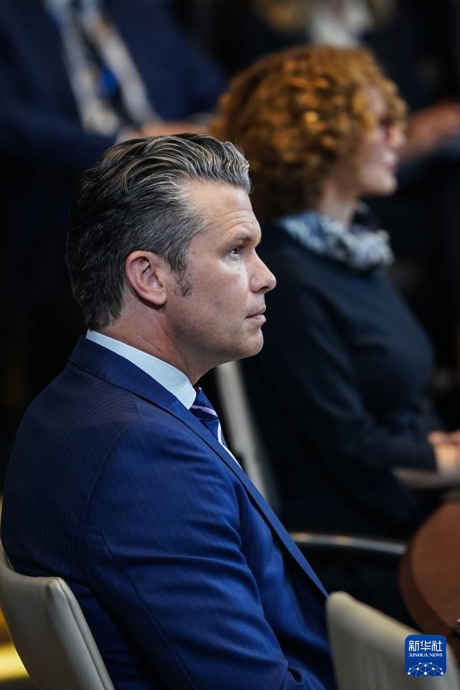 载有美防长的飞机因紧急情况在英国降落