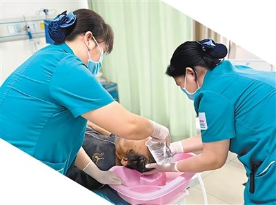 免陪照护，何以让患者安心家属省心（人民眼·医院免陪照护服务）