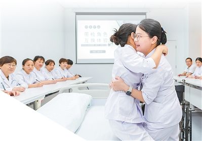 免陪照护，何以让患者安心家属省心（人民眼·医院免陪照护服务）