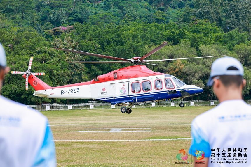 十五运会火炬在深传递 陆空联动致敬特区建立45年