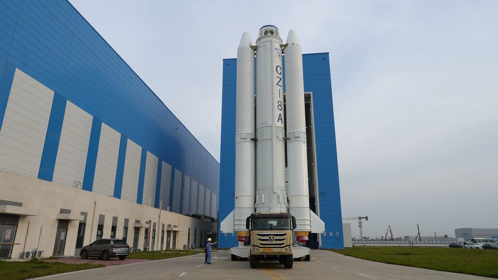 长八甲遥五火箭成功实施转运